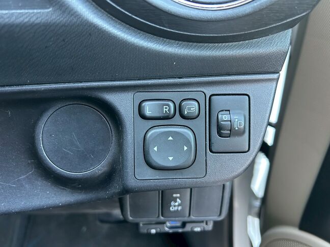 電動格納ミラーもここに集約されており、操作性良好！【アクア】